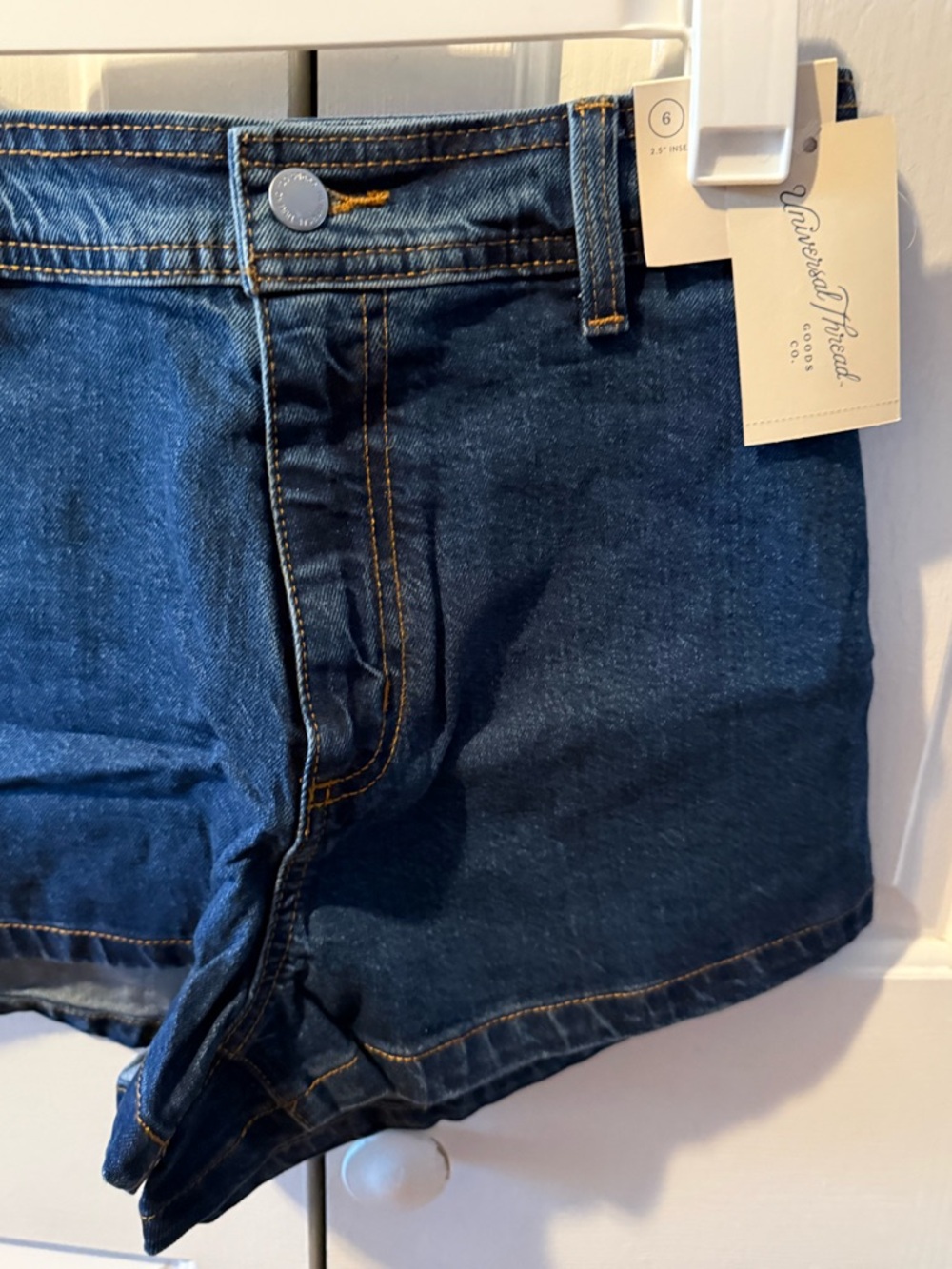 Universal Thread SAILOR SHORTS Size 6
HIGH RISE FITTED HIP, SLIM LEG - Picture 3 of 10